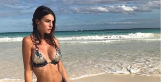 Silvia Caruso odbija otoczenie w bikini